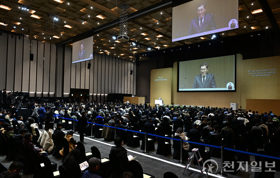 [천지일보=남승우 기자] 한종희 삼성전자 부회장이 19일 경기 수원시 수원컨벤션센터에서 열린 삼성전자 제56기 정기 주주총회에서 인사말을 하고 있다. ⓒ천지일보 2025.03.19.