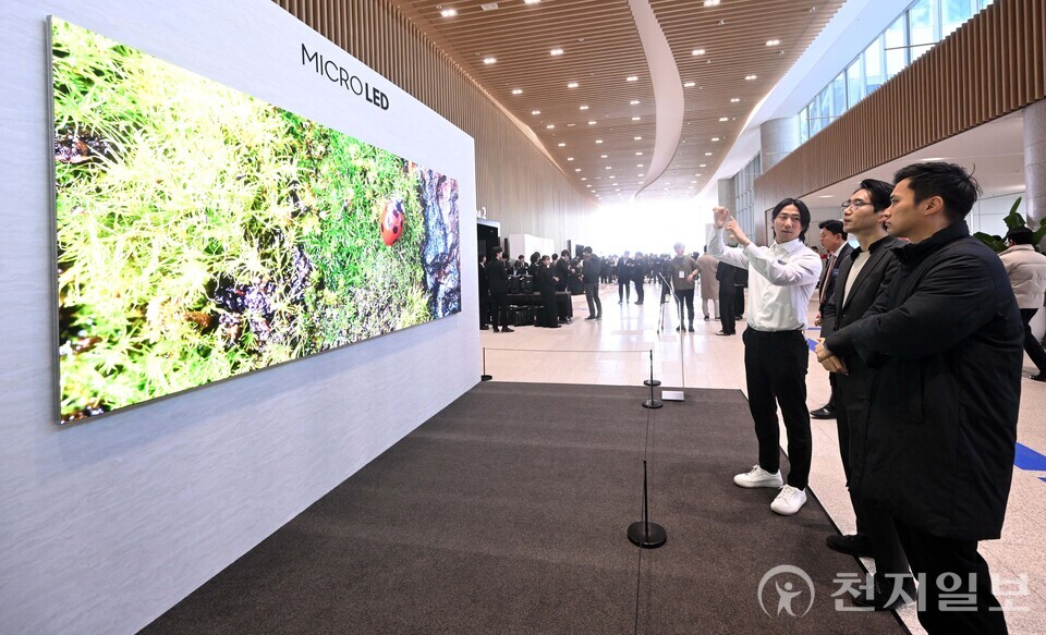 [천지일보=남승우 기자] 삼성전자 제56기 정기 주주총회가 19일 경기도 수원시 수원컨벤션센터에서 열렸다. 이번 주주총회에서는 주주체험 강화를 위해 삼성전자 AI Home, 볼리(Ballie), 차세대 디스플레이, 갤럭시 AI, 의료기기, 하만 전장과 오디오도 전시했다. 참여자들이 삼성전자 제품들을 체험하고 있다. ⓒ천지일보 2025.03.19.