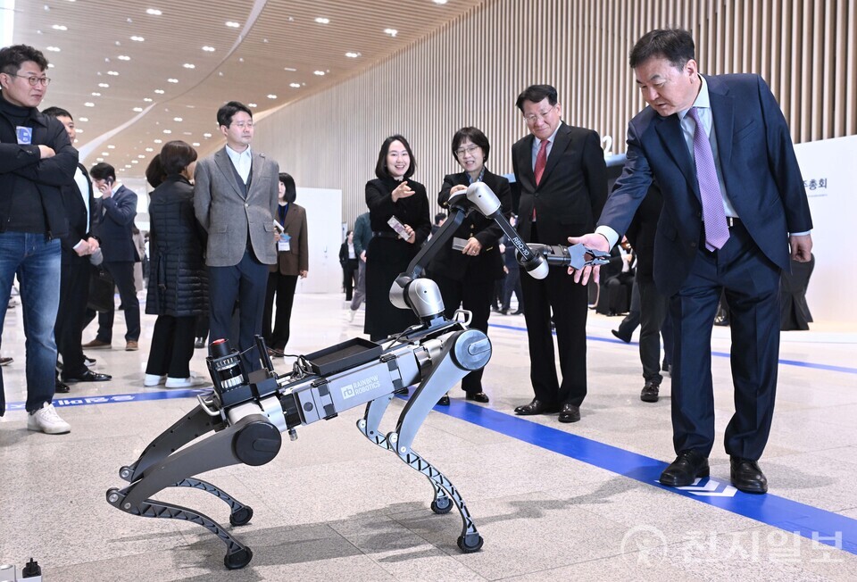 신제윤 삼성전자 이사회 의장과 사외이사들이 레인보우로보틱스 로봇을 보고 있다. ⓒ천지일보 2025.03.19.