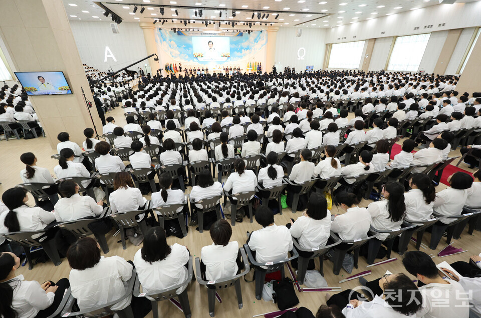 [천지일보=남승우 기자] 14일 충북 청주시 흥덕구 신천지 맛디아지파 청주교회에서 열린 창립 41주년 기념예배 참석자들이 이만희 총회장의 설교말씀을 경청하고 있다. ⓒ천지일보 2025.03.14.