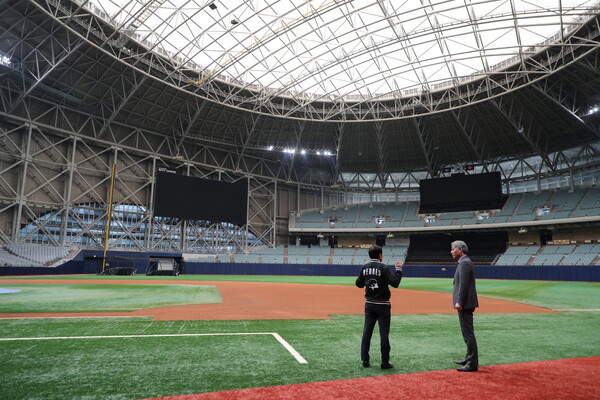 공사 국제관광본부장 김종훈 직무대리(오른쪽)와 키움히어로즈 프로야구단 위재민 대표이사(왼쪽)이 고척 스카이돔 내부를 투어하고 있다.(제공=한국관광공사)ⓒ천지일보 2025.03.19.