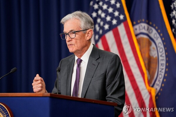 제롬 파월 연준 의장은 19일(현지시간) 이틀간의 연방공개시장위원회(FOMC) 회의 후 기자회견에서 기준금리를 기존 4.25∼4.50%로 유지하기로 결정했다고 밝혔다. 사진은 금리동결 결정 설명하는 파월 미 연준 의장 (출처: 로이터 통신, 연합뉴스)