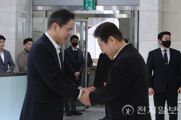 [천지일보=김정필 기자] 이재용 삼성전자 회장이 20일 서울 강남구 멀티캠퍼스 역삼 SSAFY 서울캠퍼스에서 열린 더불어민주당 청년 취업 지원을 위한 현장 간담회를 앞두고 로비에 마중 나와 이재명 대표와 인사하고 있다. ⓒ천지일보 2025.03.20.