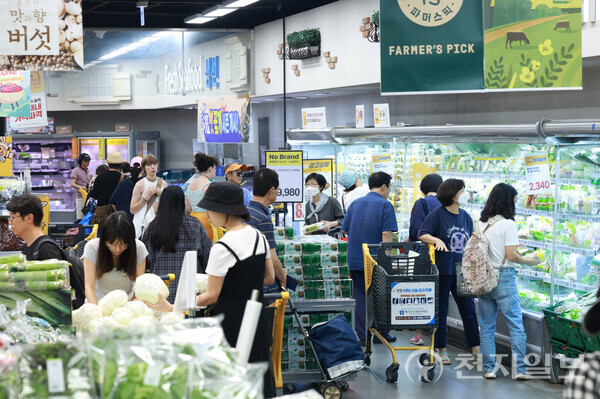 [천지일보=남승우 기자] 서울 시내의 한 대형마트에서 시민들이 장을 보고 있다.ⓒ천지일보 2024.08.26.