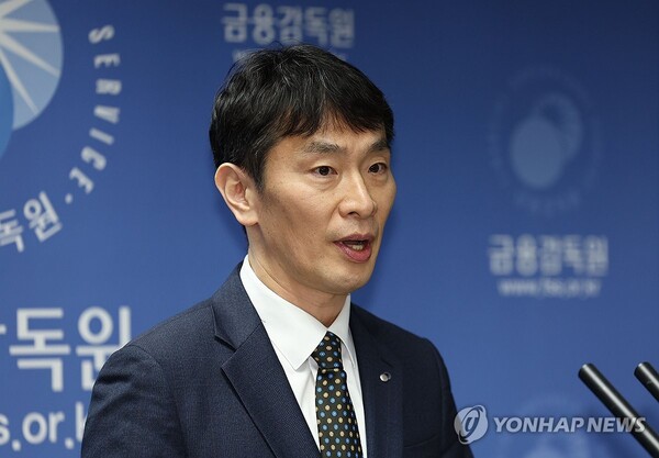 이복현 금융감독원장이 19일 서울 영등포구 금융감독원 브리핑룸에서 열린 출입기자단 간담회에서 우리금융과 홈플러스, 상법개정안 등 주요 현안에 대해 발언하고 있다. (출처: 연합뉴스)