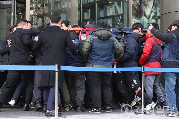 [천지일보=김정필 기자] 20일 서울 강남구 포스코센터에서 서울 포스코센터에서 제57회 정기 주주총회가 열리는 가운데 전국민주노동조합총연맹(민주노총) 전국금속노동조합(금속노조) 포스코사내하청지회 수십여명이 건물에 들어가기 위해 사측과 몸싸움을 하고 있다. ⓒ천지일보 2025.03.20.