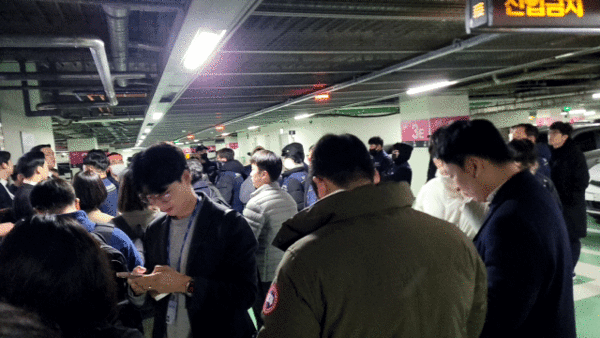 [천지일보=김정필 기자] 20일 서울 강남구 포스코센터에서 서울 포스코센터에서 제57회 정기 주주총회가 열리는 가운데 전국민주노동조합총연맹(민주노총) 전국금속노동조합(금속노조) 포스코사내하청지회 관계자들이 건물 출입을 막는 사측과 대치하고 있다. ⓒ천지일보 2025.03.20.