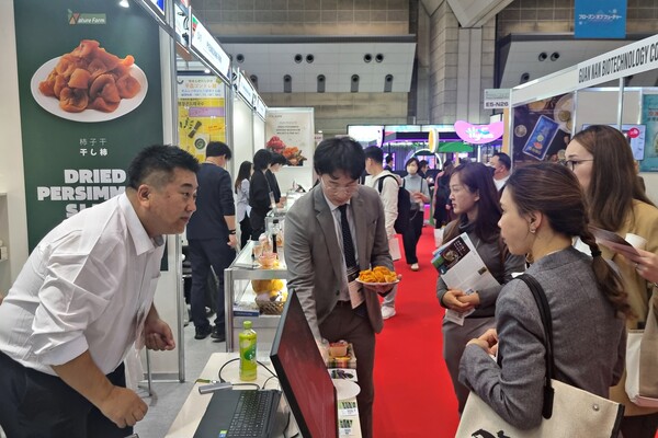 임산물 수출기업 네이처팜에서 일본 해외구매자에게 감말랭이를 홍보하고 있다. (제공: 산림청)ⓒ천지일보 2025.03.20.