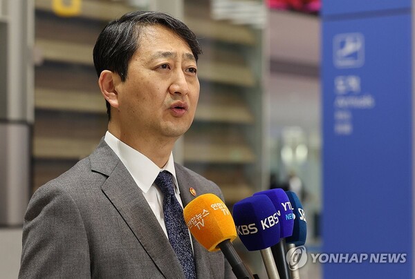 대미 협상을 위해 미국 워싱턴DC를 재차 방문했던 안덕근 산업통상자원부 장관이 23일 인천국제공항 2터미널을 통해 귀국한 뒤 방미 결과와 관련된 취재진의 질문에 답하고 있다. 2025.3.23. (출처: 연합뉴스)