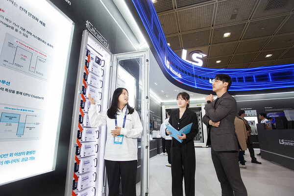 5일 코엑스 ‘인터배터리 2025’의 LS머트리얼즈 전시관에서 직원들이 관람객들에게 전시 제품에 대해 설명하고 있다. (제공: LS전선) ⓒ천지일보 2025.03.24.
