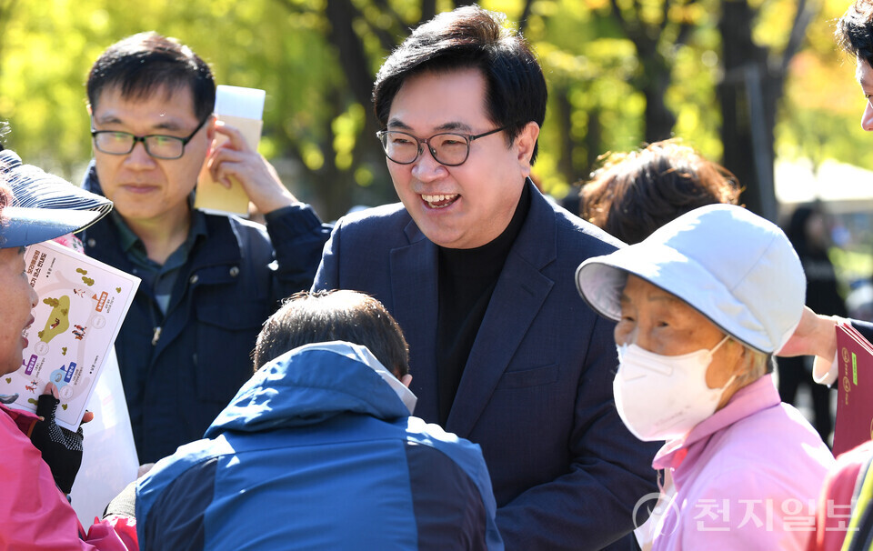 박일하 동작구청장이 지난해 10월 동작구 보라매공원에서 열린 걷기좋은 날 행사에서 주민들과 인사하고 있다. (제공: 동작구) ⓒ천지일보 2025.03.24.