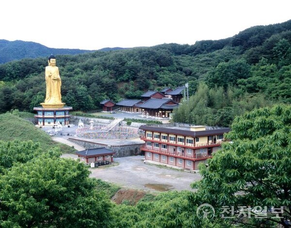 Gwangyang City will hold the 8th Gwangyang Millennium Camellia Festival under the slogan ‘A Thousand-Year Forest, Camellia Blooms’ on April 5-6 at the Okryongsaji Camellia Forest Area to inherit the history and culture of Okryongsa and convey the nature of the camellia forest. The photo shows the view of Unamsa Temple. (Provided by Gwangyang City Hall) © Cheonji Ilbo 2025.03.25.
