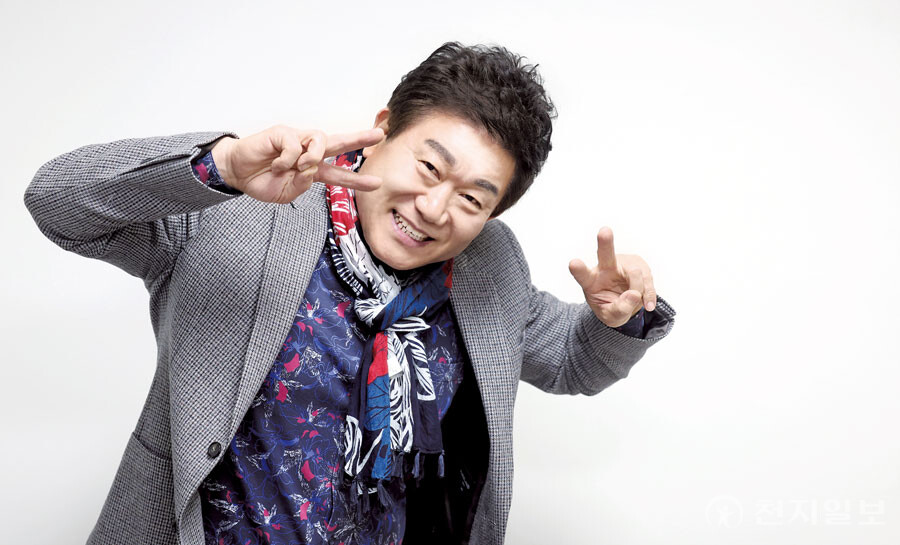 가수 구재영이 17일 본지와의 인터뷰에 앞서 포즈를 취하고 있다. ⓒ천지일보 2025.03.25.