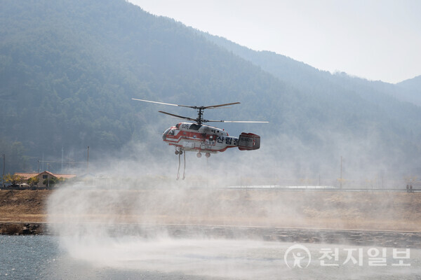경남 산청 산불 진화하는 헬기. (제공: 경남도청)ⓒ천지일보 2025.03.22.