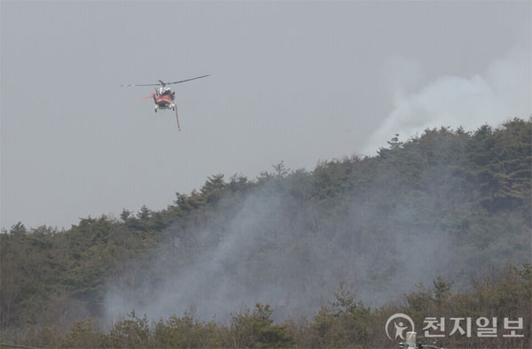 [천지일보=남승우 기자] 경북 의성군 산불 발생 나흘째인 25일 의성군 감계리 일대에서 소방헬기가 진화작업을 펼치고 있다.