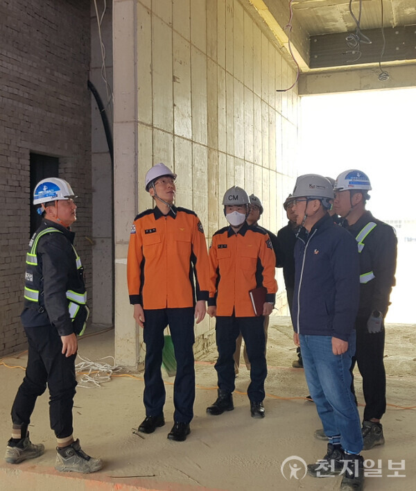 김종욱 천안서북소방서장이 25일 봄철 화재예방대책 일환으로 대형공사장에 대한 관서장 현장 행정지도 방문을 하고 있다. (제공: 천안서북소방서) ⓒ천지일보 2025.03.25.