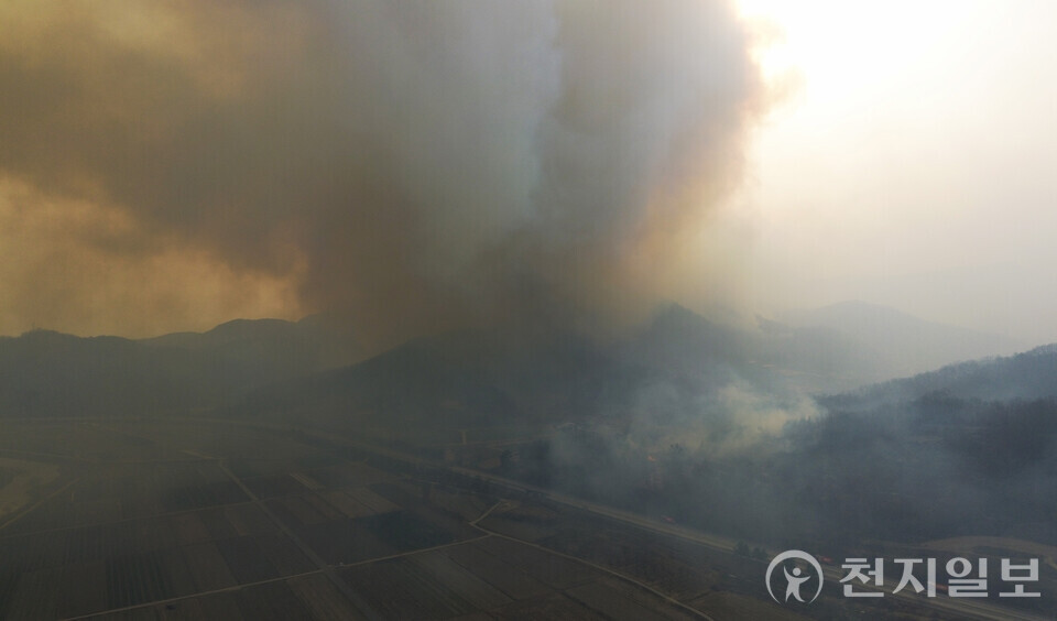 [천지일보=남승우 기자] 경북 의성군 대형 산불 발생 나흘째인 25일 의성군 안평면 일대 야산에서 산불로 인해 연기가 피어오르고 있다. ⓒ천지일보 2025.03.25.