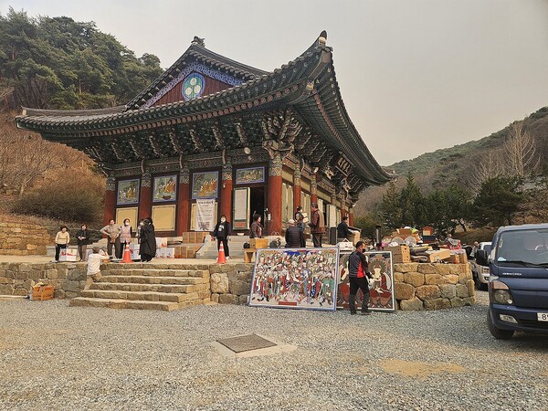 경북 의성 고운사에서 산불 피해를 예방하기 위해 불상, 불화 등 문화유산을 옮기는 모습. (출처: 국가유산청)