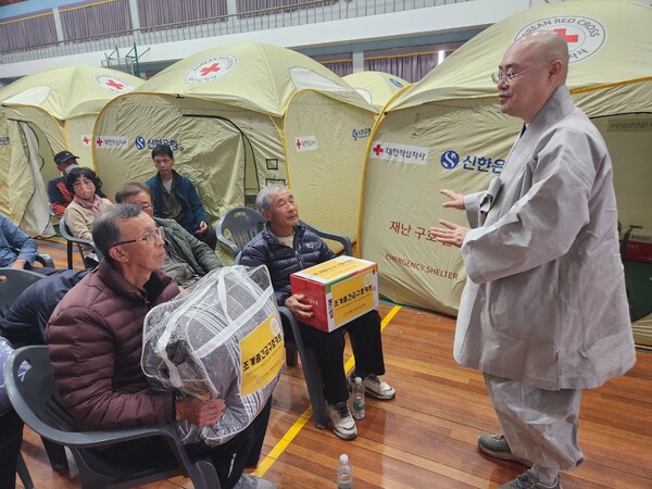 조계종 사회복지재단이 긴급구호를 펼치는 모습. (출처: 뉴시스)