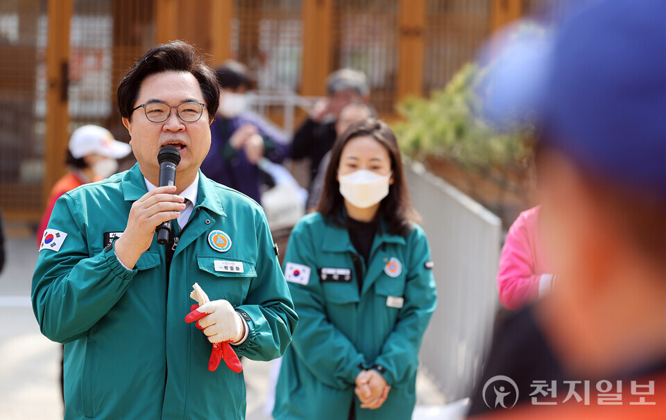 박일하 동작구청장이 지난 24일 까치산에서 열린 산불 예방 캠페인에서 인사말을 하고 있다. (제공: 동작구) ⓒ천지일보 2025.03.27.
