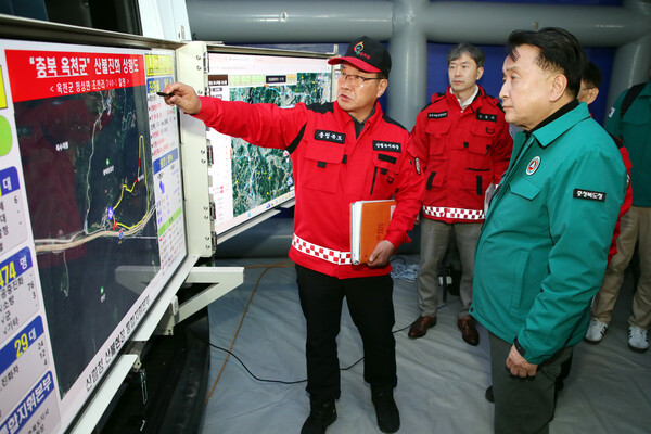 산불 진화 상황을 점검하는 김영환 충북지사(오른쪽). (제공: 충북도청)