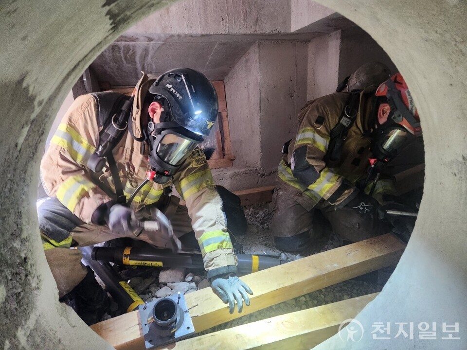 제5기 도시탐색구조 심화과정에 참여한 교육생들이 붕괴훈련장에서 실전형 구조훈련을 진행하고 있다. (제공: 소방청) ⓒ천지일보 2025.03.25.