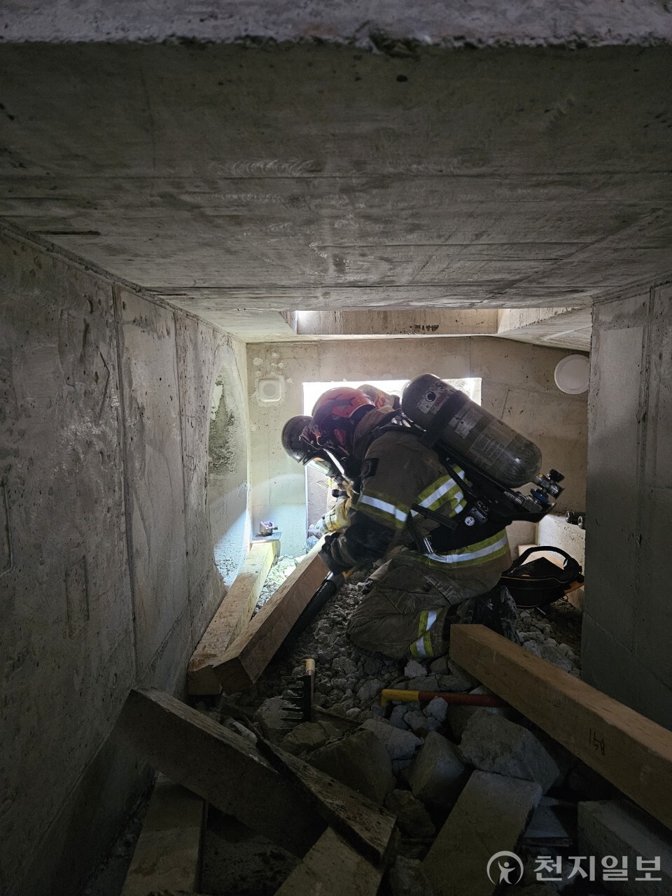 제5기 도시탐색구조 심화과정에 참여한 교육생들이 붕괴훈련장에서 실전형 구조훈련을 진행하고 있다. (제공: 소방청) ⓒ천지일보 2025.03.25.