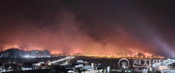 [천지일보 안동=장덕수 기자] 경북 의성군 산불 발생 나흘째인 25일 산불이 안동으로 번지고 있다. 사진은 경북 안동시 경국대(안동대)에서 바라본 대형 산불. ⓒ천지일보 2025.03.25.
