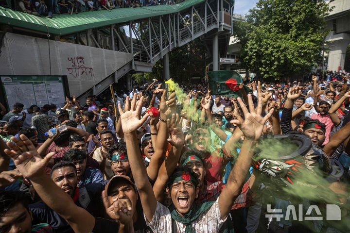 2024년 8월 5일 방글라데시 다카에서 시위대가 셰이크 하시나 총리의 사임을 축하하며 구호를 외치고 있다. (출처: 뉴시스)