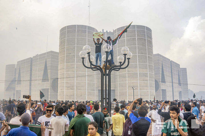 2024년 8월 5일 방글라데시 다카에서 셰이크 하시나 총리의 사임 소식을 접한 반정부 시위대가 방글라데시 의회 밖에서 환호하고 있다. (출처: 뉴시스)