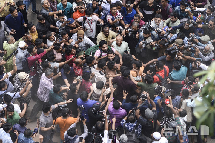 2024년 11월 10일 방글라데시 다카에서 반차별 운동 학생들과 방글라데시 국민당 활동가들이 아와미 연맹 지지자를 공격하고 있다. (출처: 뉴시스)
