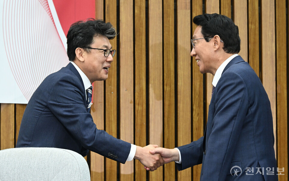 [천지일보=박준성 기자] 더불어민주당 진성준 정책위의장와 국민의힘 김상훈 정책위의장이 28일 서울 여의도 국회에서 열린 민생·공통공약추진협의회 출범식에서 인사를 나누고 있다.  ⓒ천지일보 2024.10.28.