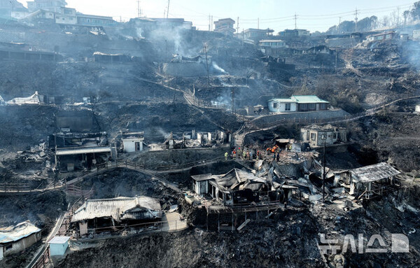 [영덕=뉴시스] 26일 경북 영덕군 영덕읍 석리 마을이 산불로 전소돼 폐허가 되어 있다.