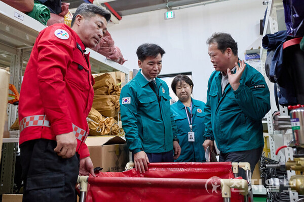 조일교 아산시장 권한대행이 26일 아산시 산불대응센터와 읍면동 행정복지센터 등을 방문해 진화장비 상태를 점검하고 있다. (제공: 아산시) ⓒ천지일보 2025.03.27.