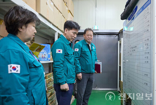 조일교 아산시장 권한대행이 26일 아산시 산불대응센터와 읍면동 행정복지센터 등을 방문해 진화장비 상태를 점검하고 있다. (제공: 아산시) ⓒ천지일보 2025.03.27.