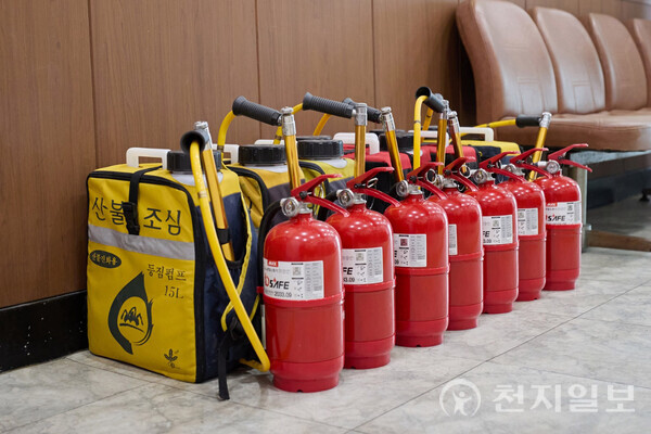 조일교 아산시장 권한대행이 26일 아산시 산불대응센터와 읍면동 행정복지센터 등을 방문해 진화장비 상태를 점검하고 있다. (제공: 아산시) ⓒ천지일보 2025.03.27.