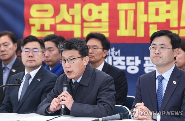 더불어민주당 진성준 정책위의장이 27일 서울 종로구 광화문 천막당사에서 열린 정책조정회의에서 발언하고 있다. (출처: 연합뉴스)