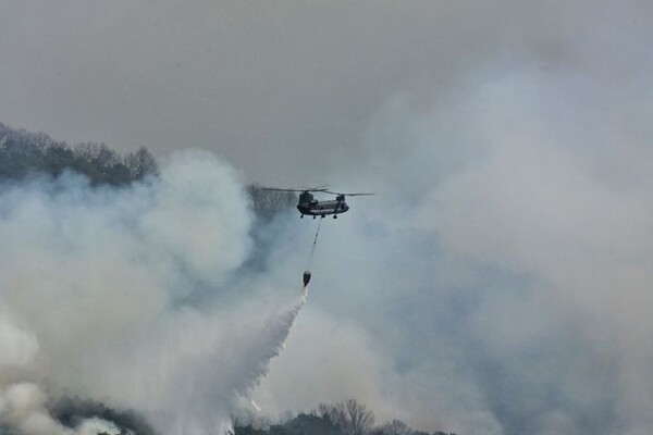 27일 공군 HH-32 헬기가 경북 의성군 화재지역에 물을 뿌리고 있다. 공군은 지난 22일부터 산청, 의성, 울주, 김해 등 4개 지역에 헬기 약 40대와 병력 150여명을 투입해 산불 진화에 총력을 다하고 있다. (출처: 뉴시스)