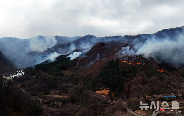 산청 산불 발생 6일째를 맞은 27일 오후 지리산국립공원과 맞닿은 경남 산청군 구곡산에 난 산불이 마을쪽으로 향하고 있다. (출처: 뉴시스)