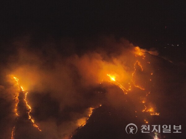 지난 26일 산불이 전북 무주군 부남면 인근 야산을 태우고 있다. (제공: 전북특별자치도소방본부) ⓒ천지일보 2025.03.27.