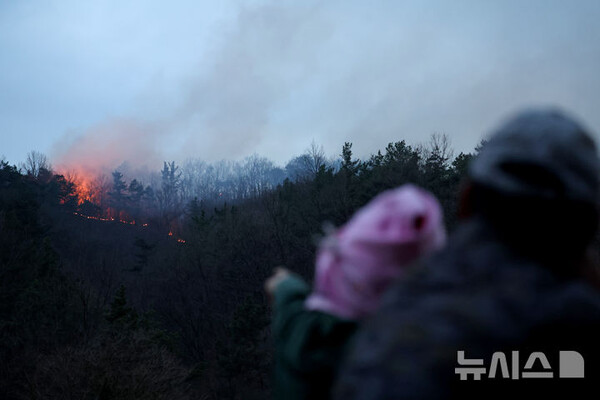 주민들이 27일 경북 안동시 일직면 원호리 일대 야산에서 피어오르는 산불 연기를 보며 걱정하고 있다. (출처: 뉴시스)
