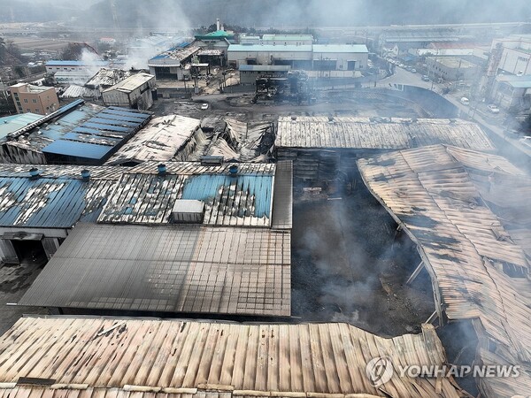 (안동=연합뉴스) 28일 오전 경북 안동시 남후면 광음리 공장이 전날 번진 산불로 불에 타 있다.