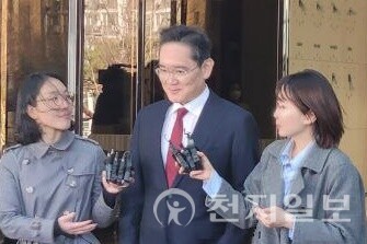 [천지일보=김정필 기자] 중국을 방문했던 이재용 삼성전자 회장이 28일 오후 서울 강서구 김포공항을 통해 귀국하고 있다. ⓒ천지일보 2025.03.28.