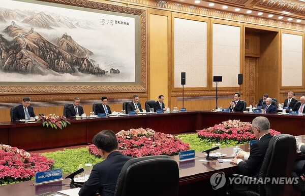 이재용 삼성전자 회장 등이 28일(현지시간) 중국 베이징 인민대회당에서 열린 시진핑 중국 국가주석과 글로벌 기업 최고경영자(CEO) 회동에 참석하고 있다. 2025.3.28. (출처: 연합뉴스)