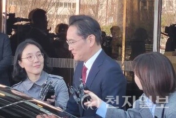 [천지일보=김정필 기자] 중국을 방문했던 이재용 삼성전자 회장이 28일 오후 서울 강서구 김포공항을 통해 귀국하고 있다. ⓒ천지일보 2025.03.28.