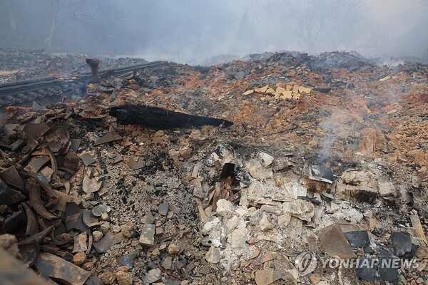 26일 오전 경북 의성군 고운사 가운루가 불에 타 형태조차 알아볼 수 없게 무너져 있다. 국가 지정 문화유산 보물로 지정된 가운루는 전날 고운사를 덮친 산불에 타 전소됐다.( 출처: 연합뉴스)