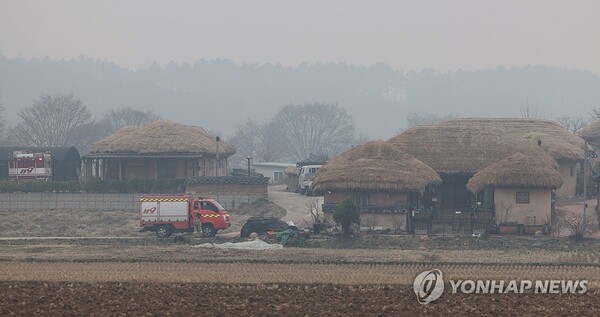 27일 산불 연기로 뒤덮인 안동 하회마을에서 소방관들이 순찰을 돌고 있다. 2025.3.27 (출처: 연합뉴스)