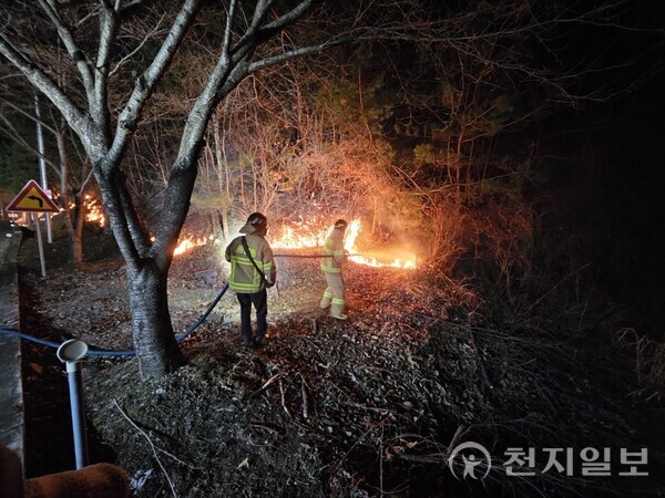 대전소방본부가 최근 전국적으로 확산 중인 대형 산불에 대응하기 위해 발령된 국가 소방동원령에 따라 경남과 경북 지역의 산불 진화 지원에 총력을 기울이고 있다. (제공: 대전소방본부) ⓒ천지일보 2025.03.29.