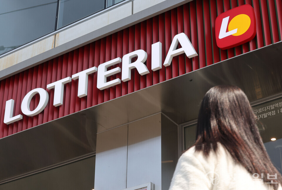 [천지일보=남승우 기자] 롯데리아가 4월 3일부터 버거류 23종을 포함한 총 65개 품목 가격을 평균 3.3% 인상하며 대표 메뉴 리아 불고기·새우 세트 가격이 각각 200원 오른다. 노브랜드 버거와 서브웨이도 각각 4월부터 가격을 100~300원 인상한다. 사진은 서울 시내의 한 롯데리아 매장 모습. ⓒ천지일보 2025.03.31.