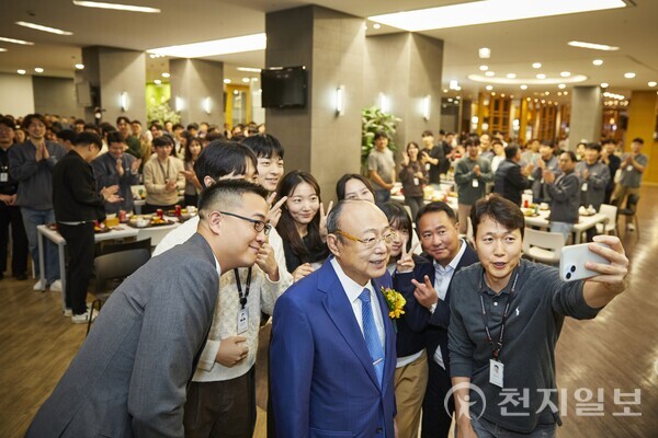 김승연 한화그룹 회장이 지난해 10월 22일 한화 판교 R&D센터 직원 식당을 방문해 한화정밀기계, 한화비전 등 입주사 직원들과 기념사진을 찍고 있다. (제공: 한화그룹) ⓒ천지일보 2024.10.22.